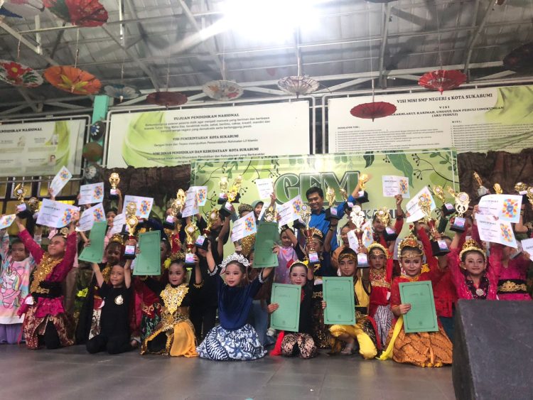 BANGGA: Peserta dan para juara lomba Pasanggiri Jaipong Kategori A pada lomba Pasanggiri Jaipong yang dilaksanakan oleh SMPN 5 Kota Sukabumi, Senin (22/1/2024).(dok/radarsukabumi)