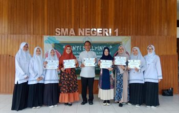 BANGGA: Tim Literasi SMAN 1 Jampangkulon berfoto bersama kepala sekolah, Dadang Heryanto sambil menunjukkan piagam penghargaan lantaran berhasil meraih tiga penghargaan sekaligus pada ajang lomba Tantangan Literasi Nusantara (Telenta) 2023 Tingkat Kabupaten Sukabumi yang diselenggarakan Gareulis Jabar di SMPN 3 Cibadak, Kabupaten Sukabumi pada, Kamis (25/1/2024).(dok/radar sukabumi )