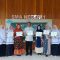 BANGGA: Tim Literasi SMAN 1 Jampangkulon berfoto bersama kepala sekolah, Dadang Heryanto sambil menunjukkan piagam penghargaan lantaran berhasil meraih tiga penghargaan sekaligus pada ajang lomba Tantangan Literasi Nusantara (Telenta) 2023 Tingkat Kabupaten Sukabumi yang diselenggarakan Gareulis Jabar di SMPN 3 Cibadak, Kabupaten Sukabumi pada, Kamis (25/1/2024).(dok/radar sukabumi )