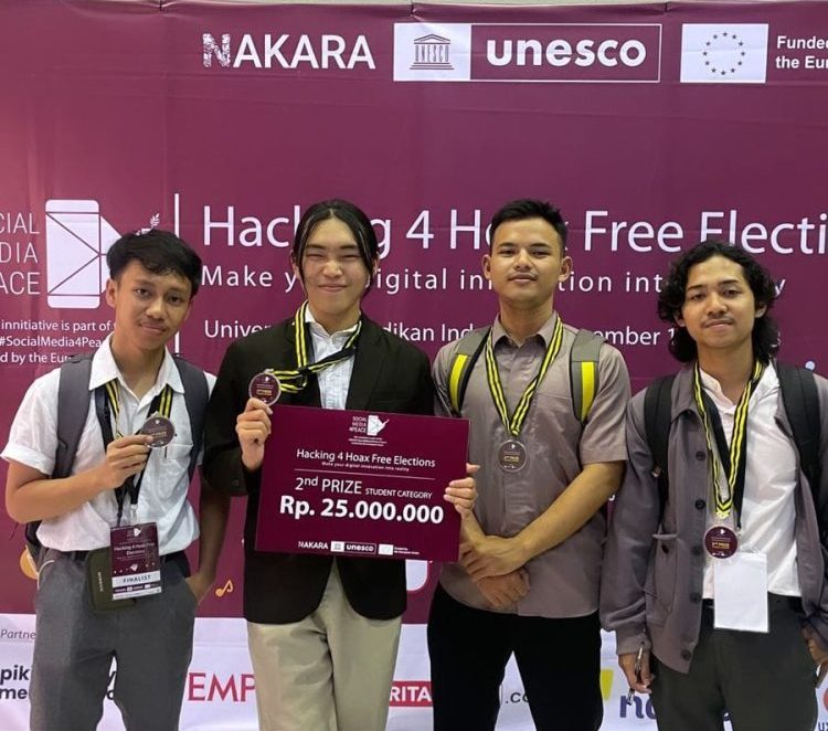 KEREN: Dua mahasiswa Teknik Informatika Universitas Universitas Nusa Putra, M Fahraz dan Saepul Bahri berhasil mengharumkan kampusnya melalui lomba Hack Marathon yang diselenggarakan UNESCO pada 14-15 Desember 2023 di UPI, Bandung, Jawa Barat.(dok.radarsukabumi)