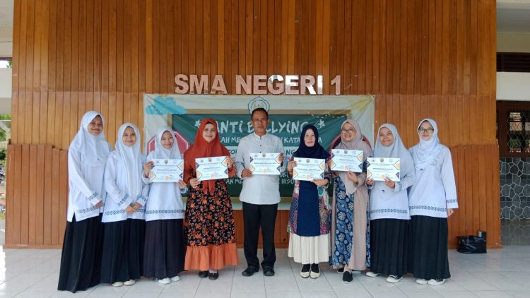 BANGGA: Tim Literasi SMAN 1 Jampangkulon berfoto bersama kepala sekolah, Dadang Heryanto sambil menunjukkan piagam penghargaan lantaran berhasil meraih tiga penghargaan sekaligus pada ajang lomba Tantangan Literasi Nusantara (Telenta) 2023 Tingkat Kabupaten Sukabumi yang diselenggarakan Gareulis Jabar di SMPN 3 Cibadak, Kabupaten Sukabumi pada, Kamis (25/1/2024).(dok/radar sukabumi )