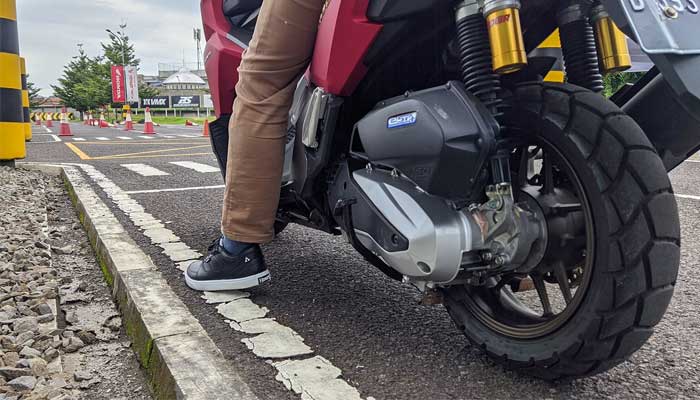 Berhenti Pas Naik Motor
