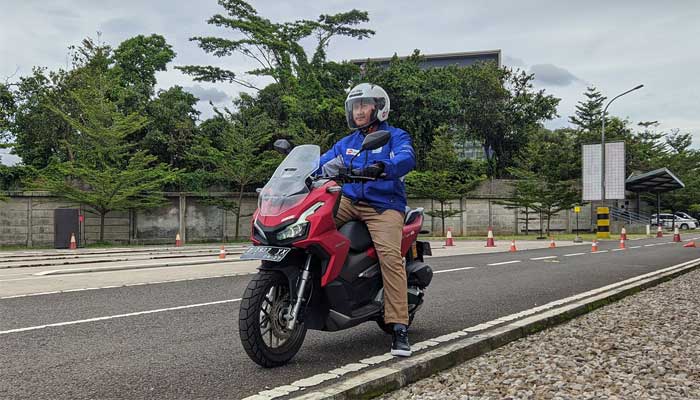 Berhenti Pas Naik Motor