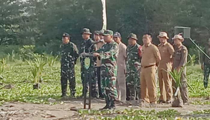 Bhakti-TNI-di-Pantai-Loji-Sukabumi
