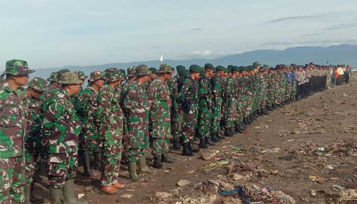 Bhakti-TNI-di-Pantai-Loji-Sukabumi
