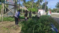 BERSIH-BERSIH : Puluhan personel gabungan saat membersihkan area pasar desa Karangpapak, di Kecamatan Cisolok, Kabupaten Sukabumi. (foto :ist)