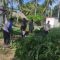 BERSIH-BERSIH : Puluhan personel gabungan saat membersihkan area pasar desa Karangpapak, di Kecamatan Cisolok, Kabupaten Sukabumi. (foto :ist)