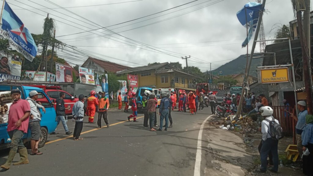 Evakuasi kendaraan yang terlibat tabrakan beruntun di Jalan Raya Puncak, Kabupaten Bogor masih dilakukan hingga Selasa (23/1/2024) siang pukul 14.38 WIB.