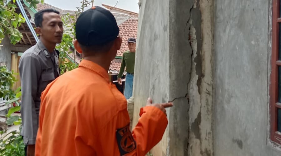 Kondisi rumah warga di Loji Simpenan Sukabumi ambruk bagian dindingnya.(FOTO : UNTUKRADARSUKABUMI)