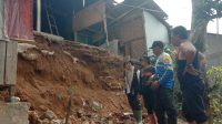 RUSAK : P2BK saat meninjau lokasi rumah rusak di wilayah Kecamatan Kabandungan, akibat gempa M 5,9 Banten.(foto : ist)
