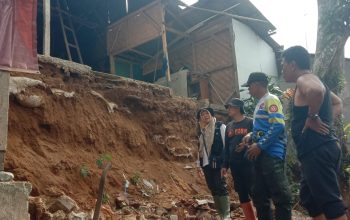 RUSAK : P2BK saat meninjau lokasi rumah rusak di wilayah Kecamatan Kabandungan, akibat gempa M 5,9 Banten.(foto : ist)