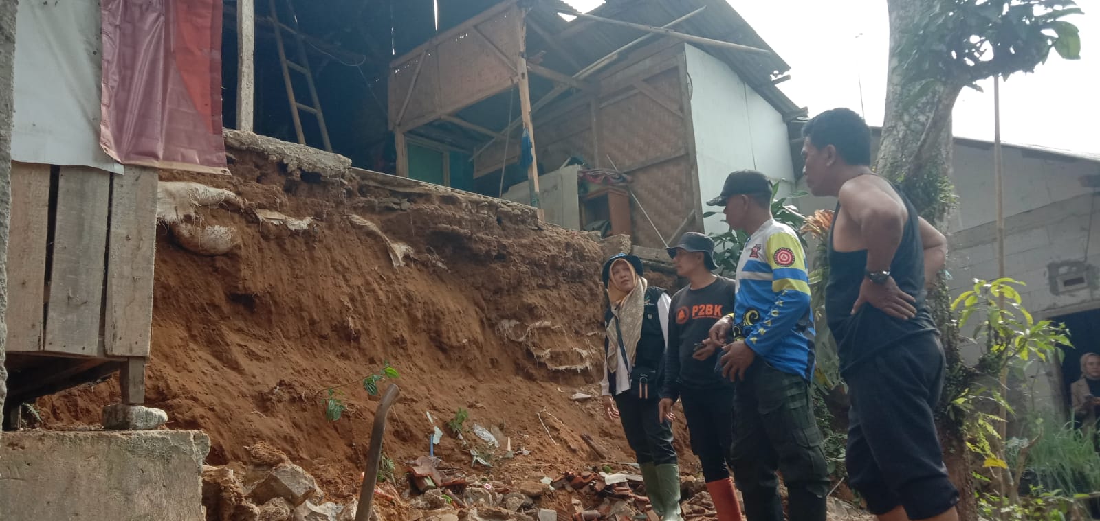 RUSAK : P2BK saat meninjau lokasi rumah rusak di wilayah Kecamatan Kabandungan, akibat gempa M 5,9 Banten.(foto : ist)