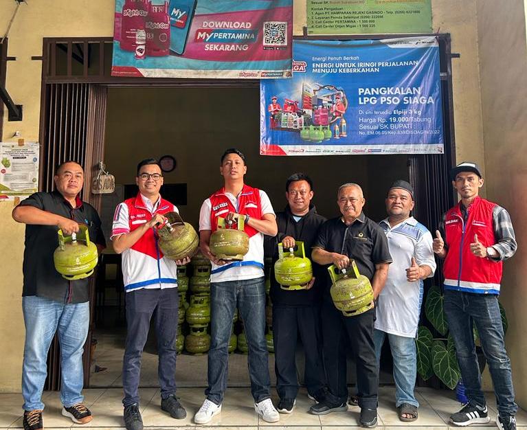 DITINJAU : Ketua DPC Hiswana Migas Sukabumi, Eten Rustandi, saat meninjau ketersediaan gas LPG di salah satu pangkalan yang ada di wilayah Sukabumi.(foto : ist)