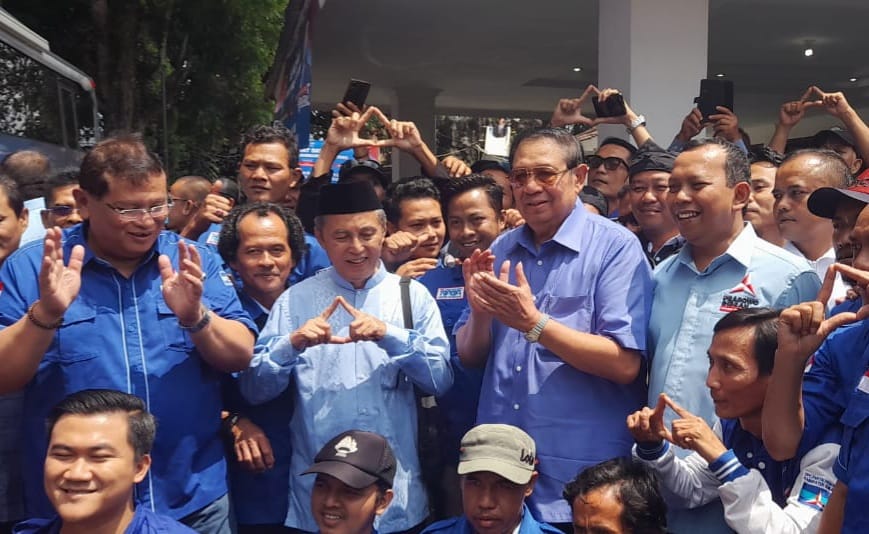 DIWAWANCARA : Presiden RI ke 6, Susilo Bambang Yudoyono atau SBY saat diwawancarai oleh sejumlah wartawan, Jumat (05/12/2024). (Foto : ist)