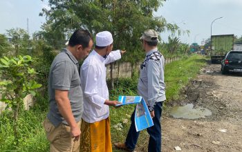 SURVEI : Sekretaris MUI Kabupaten Sukabumi, KH. Ujang Hamdun, saat meninjau tanah yang rencananya akan dibangun untuk gedung MUI Kabupaten Sukabumi di Jalur Lingkar Selatan, tepatnya di seberang Masjid Raya Raudhatul Irfan, Desa Cibolang Kaler, Kecamatan Cisaat, Kabupaten Sukabumi.(FOTO : UNTUK RADAR SUKABUMI)