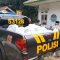 SOSIAL : Kapolsek Cireunghas, Ipda Hendrayana, saat memberikan bantuan kepada warga terdampak retakan tanah di Kampung Tegalkaso, RT 03/RW 05, Desa Bencoy, Kecamatan Cireunghas, Kabupaten Sukabumi.(foto : ist for Radar Sukabumi)