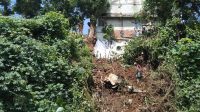 PENGECEKAN: Sejumlah petugas BPBD Kota Sukabumi saat melakukan pengecekan longsor di Jalan Cobra, Gang Kobra RT1/13, Kelurahan Subangjaya, Kecamatan Cikole, Senin (8/1). (Foto : ist)