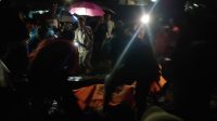 OLAH TKP : Petugas Polsek Cibadak, Resor Sukabumi, saat olah TKP wanita tewas terserempet KA Pangrango di Cicantayan, Kabupaten Sukabumi.(foto : ist)