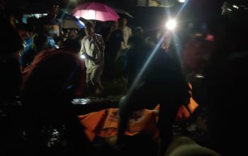OLAH TKP : Petugas Polsek Cibadak, Resor Sukabumi, saat olah TKP wanita tewas terserempet KA Pangrango di Cicantayan, Kabupaten Sukabumi.(foto : ist)