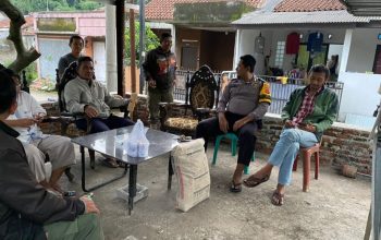 Muspika Kecamatan Ciomas saat meninjau ke wilayah warga yang alami keracunan. IST