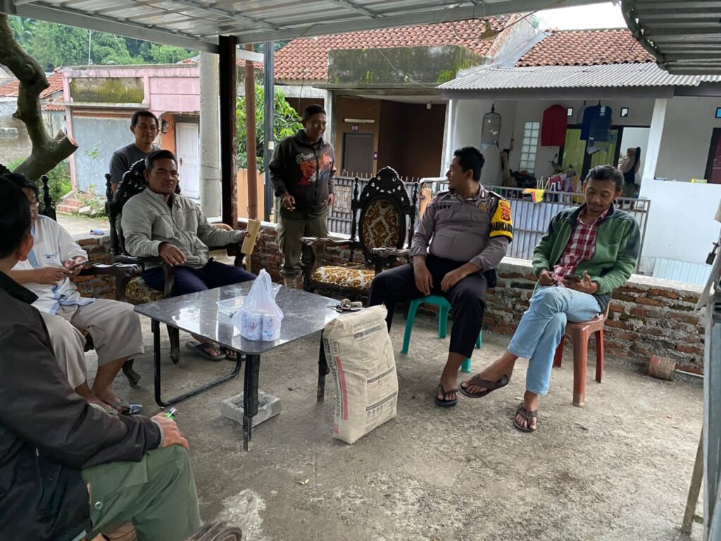 Muspika Kecamatan Ciomas saat meninjau ke wilayah warga yang alami keracunan. IST