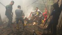 HANGUS : Suasana bangunan gudang tempat penyimpanan rongsokan di Kampung Cilengka, Desa Pasirbaru, Kecamatan Cisolok, Kabupaten Sukabumi terbakar.(Foto :ist)