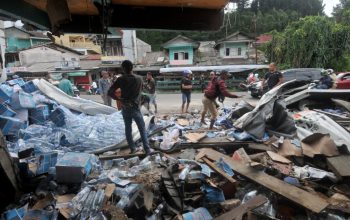 Petugas evakuasi kendaraan terlibat tabrakan beruntun di ruas Jalan Raya Tugu, Puncak, Kecamatan Cisarua, Kabupaten Bogor, Jawa Barat, Selasa (23/1/2024). Foto : Radar Bogor / Hendi Novian