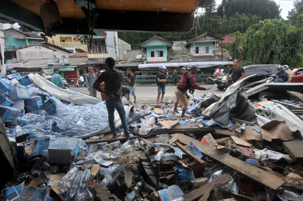 Petugas evakuasi kendaraan terlibat tabrakan beruntun di ruas Jalan Raya Tugu, Puncak, Kecamatan Cisarua, Kabupaten Bogor, Jawa Barat, Selasa (23/1/2024). Foto : Radar Bogor / Hendi Novian