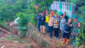 Wabup Iyos Tinjau Longsor di Cibadak, Ini Tanggapannya
