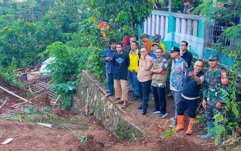 DITINJAU : Wakil Bupati Sukabumi, Iyos Somantri saat meninjau longsor yang merusak belasan rumah penduduk di Kampung Cibatu Hilir, RT 01 l/RW 11, Desa Sekarwangi, Kecamatan Cibadak, Kabupaten Sukabumi, pada Kamis (25/01) pagi.(foto : ist)