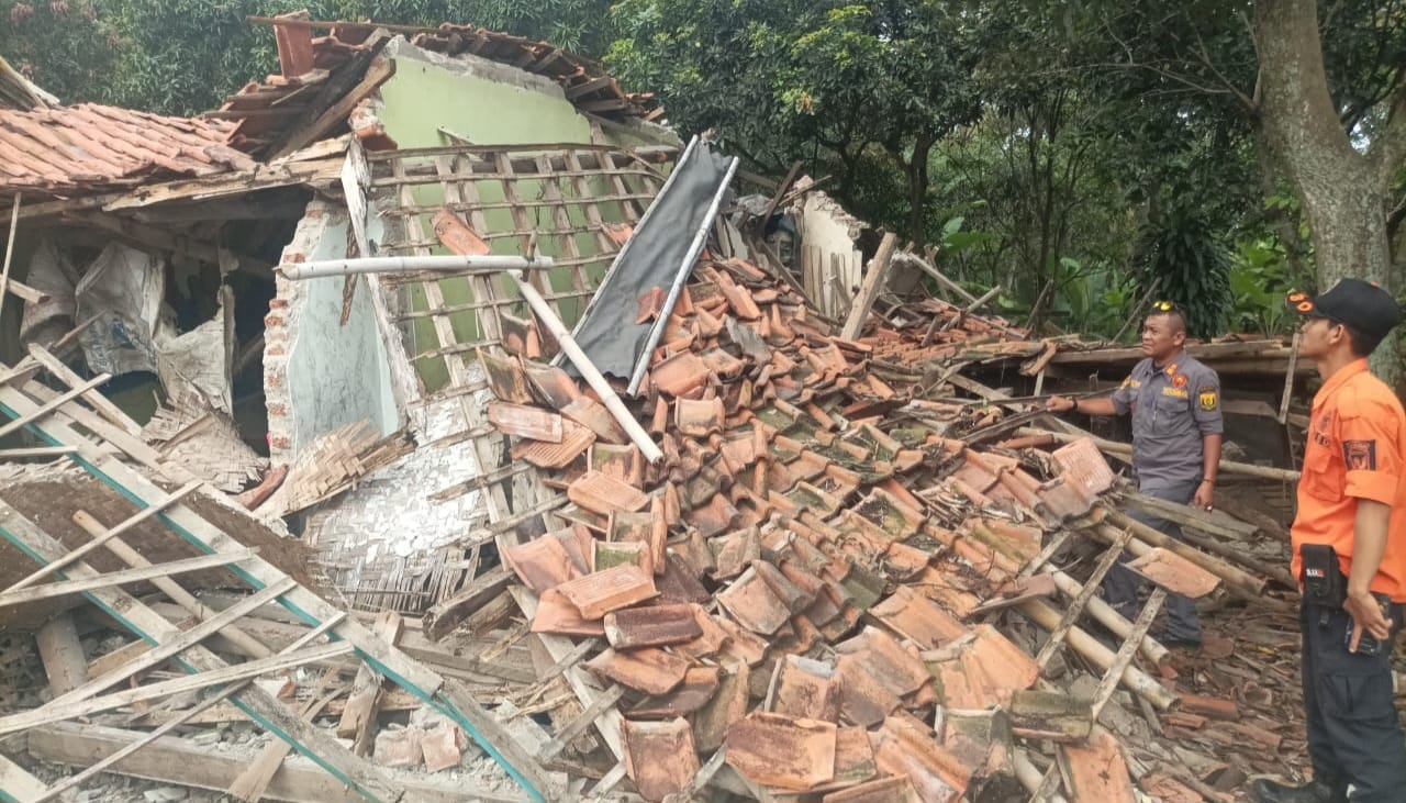 AMBRUK: Rumah warga di kampung Citeureup, Desa Loji, Kecamatan Simpenan, Kabupaten Sukabumi ambruk.(foto : ist)