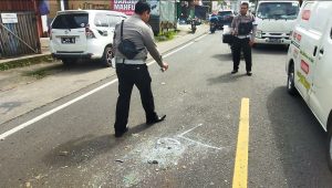 Oleng, Angkot Jurusan Cibadak-Cisaat Sikat Truk di Jalan Segog