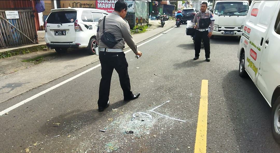 OLAH TKP : Petugas Lantas Polres Sukabumi, saat olah TKP laka lantas di ruas Jalan Raya Sukabumi - Bogor, tepatnya di Kampung Segog, Desa Batununggal, Kecamatan Cibadak, Kabupaten Sukabumi pada Selasa (30/01) pagi.(foto : ist)