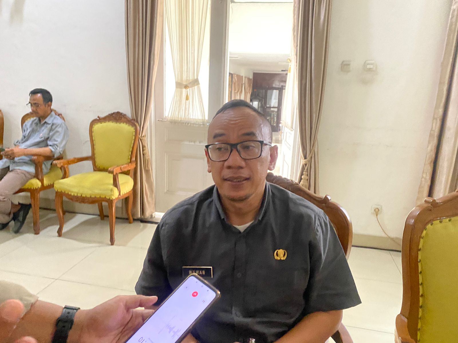 DIWAWANCARAI : Kalak BPBD Kabupaten Sukabumi, Wawan saat diwawancarai Radar Sukabumi di Gedung Negara Pendopo Sukabumi pada Selasa (30/01).(FOTO : DENDI/RADAR SUKABUMI)
