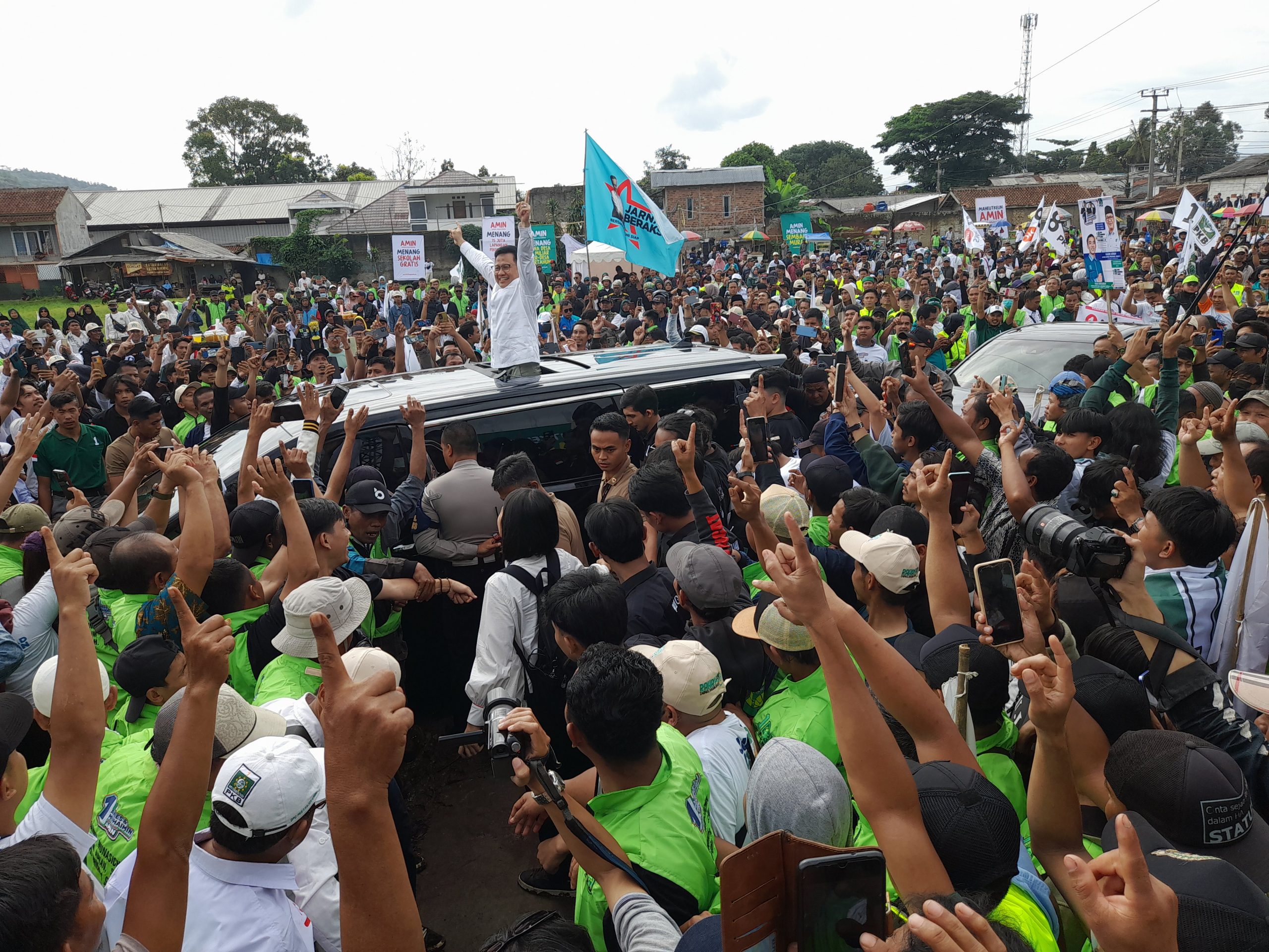 KAMPANYE AKBAR : Cawapres nomor urut 1 Muhaimin Iskandar atau Cak Imin tiba di Sukabumi, untuk melaksanakan agenda kampanye akbar di Lapangan Padjajaran Cibadak, Senin(.22/01/2024).