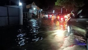 Drainase di Jalan Pelabuhan II Sukabumi Tak Berfungsi, Air Membanjiri Badan Jalan