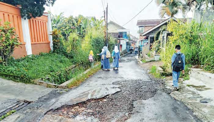 Jalan Subangjaya sukabumi rusak