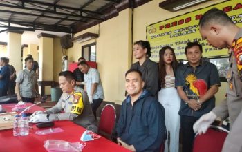 Saipul Jamil dalam jumpa pers di Polsek Tambora pada Sabtu (6/1/2024). (Risky Syukur)