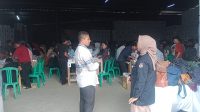 Ketua KPU Kabupaten Sukabumi Kasmin Belle saat mengawasi proses kegiatan sortir dan pelipatan surat suara (Sorlip) logistik Pemilu 2024.