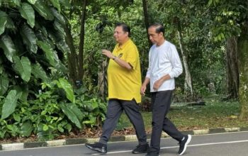Presiden Joko Widodo saat berolahraga bersama dengan Ketua Umum Partai Golkar Airlangga Hartarto di Kebun Raya Bogor, Jawa Barat, Sabtu (6/1/2024) (Istana Kepresidenan)
