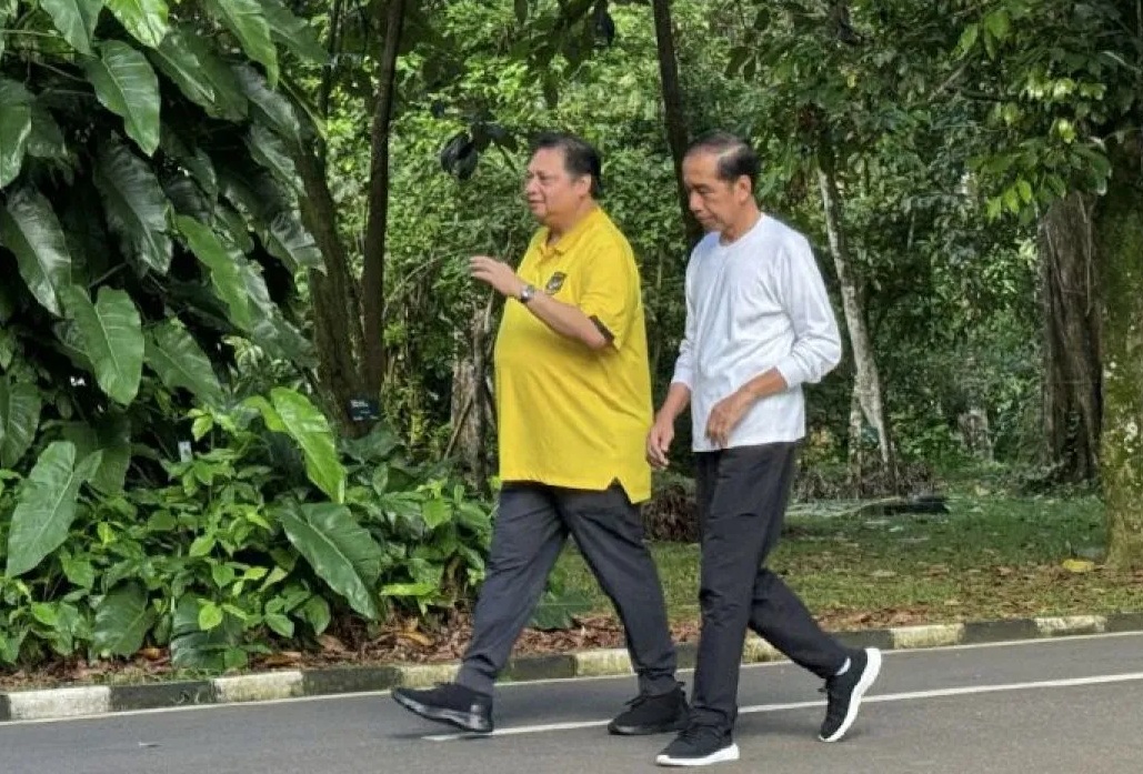 Presiden Joko Widodo saat berolahraga bersama dengan Ketua Umum Partai Golkar Airlangga Hartarto di Kebun Raya Bogor, Jawa Barat, Sabtu (6/1/2024) (Istana Kepresidenan)