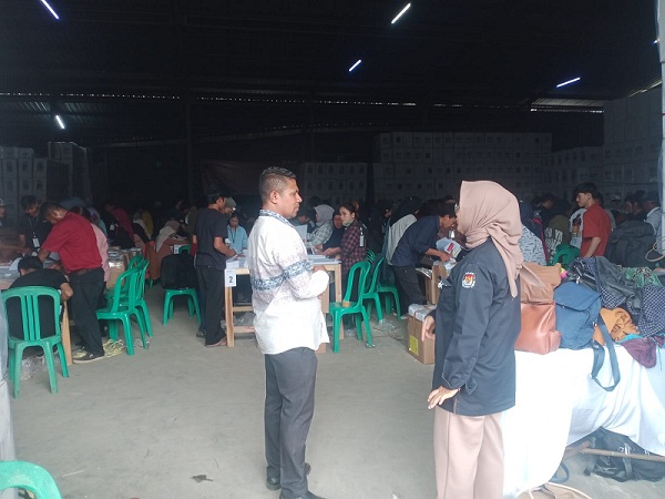 Ketua KPU Kabupaten Sukabumi Kasmin Belle saat mengawasi proses kegiatan sortir dan pelipatan surat suara (Sorlip) logistik Pemilu 2024.