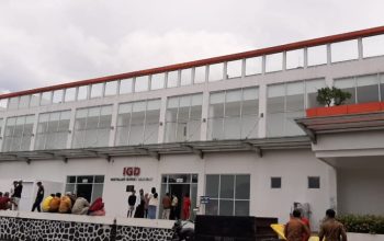 Suasana IGD RSPG Cisarua. Sudah 15 orang korban tabrakan beruntun dilarikan ke sana.