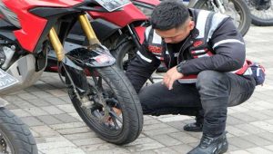 Penanganan Yang Tepat Pada Ban Bocor Saat Perjalanan
