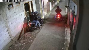 Detik-detik Komplotan Pencuri Todongkan Senjata Api Saat Satroni Rumah, Terekam CCTV