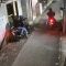 Kelompok pencuri saat kepergok hendak mencuri motor di sebuah rumah di Kampung Pahlawan Gang Mitra RT 4 RW 17, Cilendek Barat, Jumat (5/1/2024) pukul 18.43 WIB.