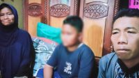 Baldiah Aa Kasian Aa (kiri) bersama anak dan suaminya, ketika menerima tim Radar Bogor, Senin (15/1/2024). Arifal/Radar Bogor