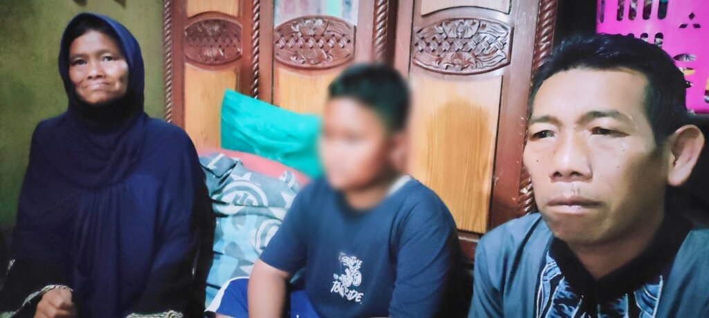 Baldiah Aa Kasian Aa (kiri) bersama anak dan suaminya, ketika menerima tim Radar Bogor, Senin (15/1/2024). Arifal/Radar Bogor