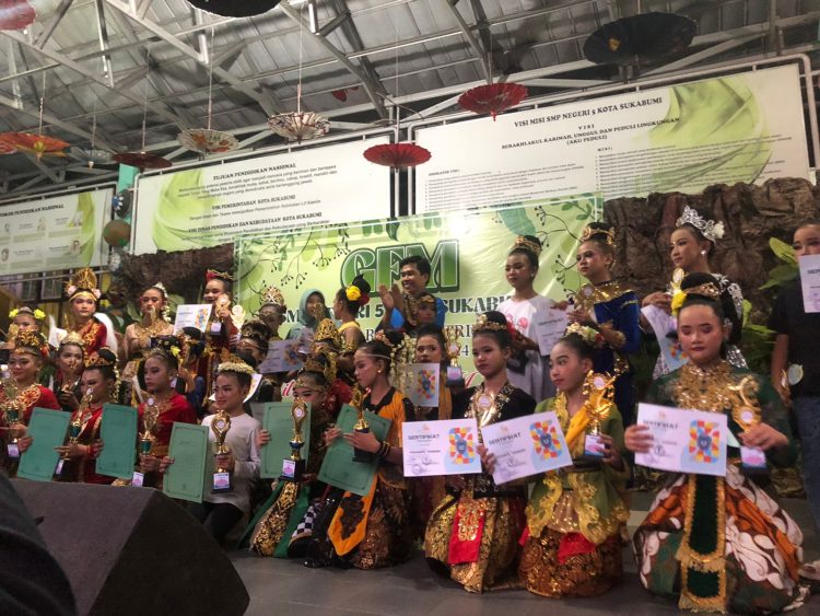 BANGGA: Peserta dan para juara lomba Pasanggiri Jaipong Kategori B pada lomba Pasanggiri Jaipong yang dilaksanakan oleh SMPN 5 Kota Sukabumi, Senin (22/1/2024).(dok/radarsukabumi)