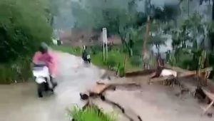 Penampakan Jalan di Kaki Gunung Salak Terbelah Dua Akibat Longsor